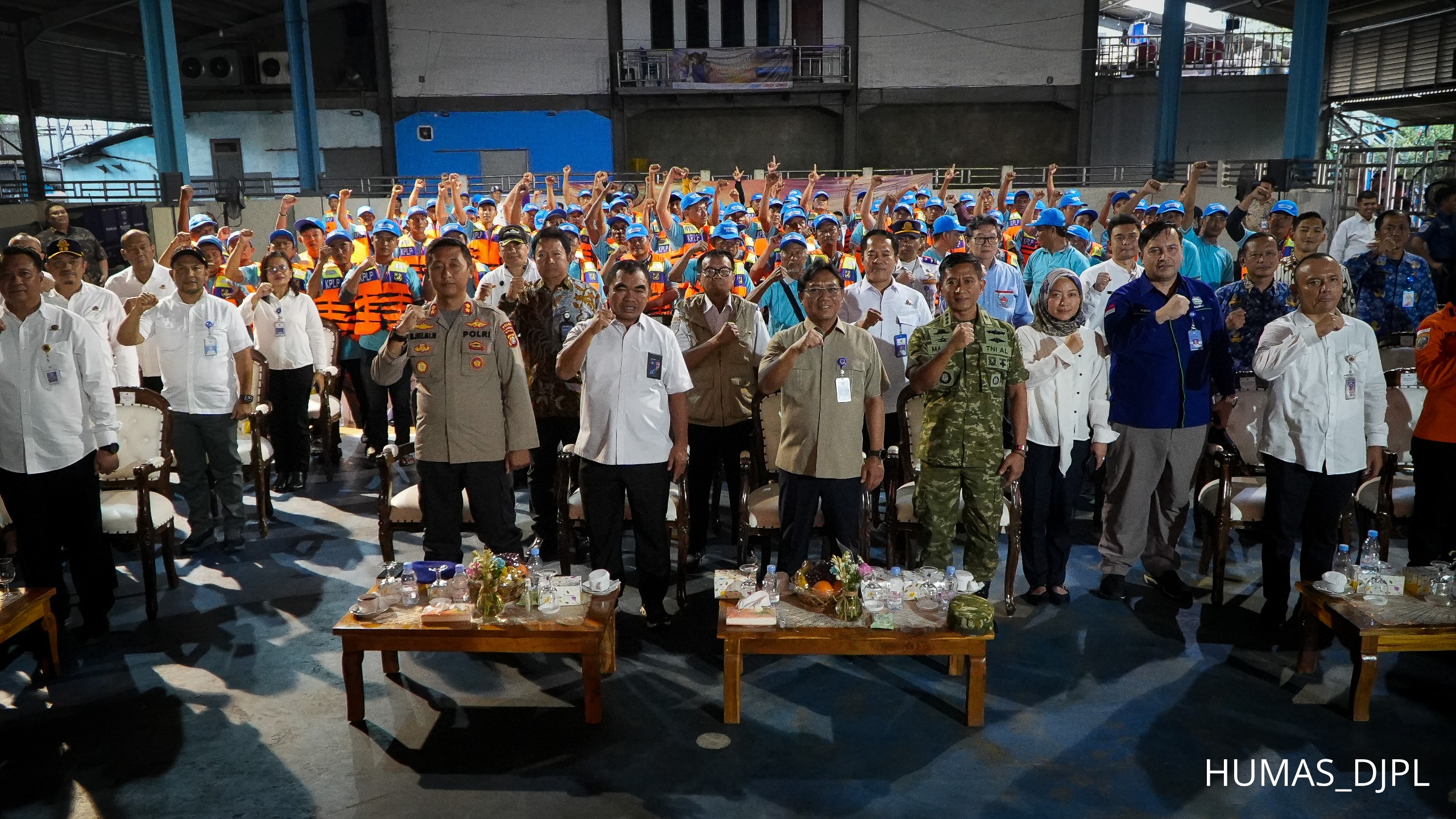 PERKUAT BUDAYA KESELAMATAN BERLAYAR, KEMENHUB SERAHKAN 150 UNIT LIFE JACKET KEPADA NELAYAN MUARA ANGKE